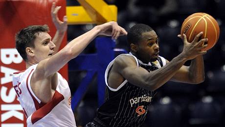 V utkání Jadranské ligy basketbalist bojují o mí zleva Radek Neas z Nymburka a Oliver Lafayette z Partizanu Blehrad.