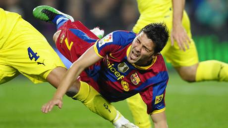 JAU! David Villa s bolestivou grimasou padá k zemi po zákroku jednoho ze soupe bhem utkání s Villarrealem.