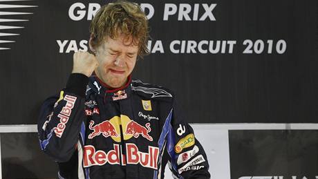 EMOCE. Sebastian Vettel se na pódiu raduje ze svého vítězství ve Velké ceně Abú Zabí a zisku mistrovského titulu
