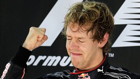 SLZY TSTÍ. Sebastian Vettela, nového mistra svta, ovládaly na pódiu emoce 