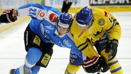 U mantinelu bojují o puk Jori Lehterä z Finska (vlevo) a Jonas Junland ze Švédska