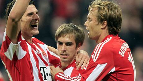 Fotbalisté Bayernu Mnichov se radují z gólu, který z pokutového poku vstelil Philipp Lahm (uprosted)
