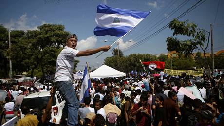 Nikaragujtí studenti mávají vlajkami na podporu vlády, která se rozhodla nechat na sporném území u hranic s Kostarikou vojáky (16. listopadu 2010)