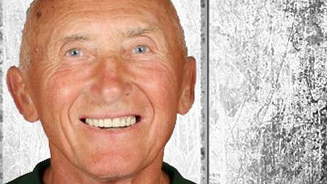 Zem�el bývalý hokejista Ev�en Musil.