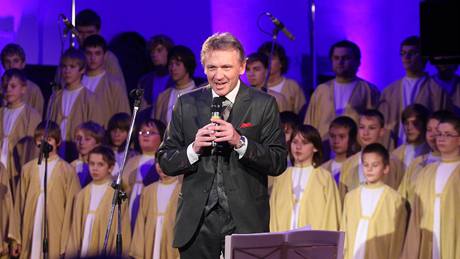 Farář Czendlik uvádí předvánoční koncert Lucie Bílé a Boni pueri v Lanškrouně....