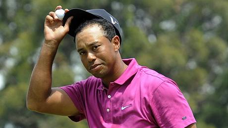 Tiger Woods hrál v prvním kole dobe, lepímu výsledku zabránila hra na greenech.