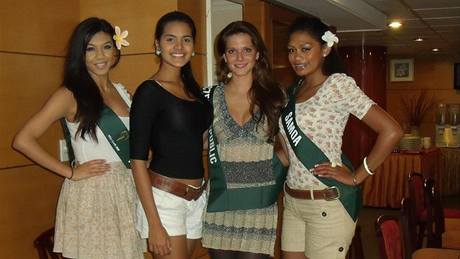 eská Miss Vitalita 2010 Carmen Justová se svými soupekami na mezinárodní souti Miss Earth 2010