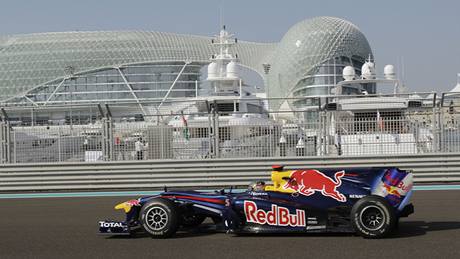 Mark Webber ze stáje Red Bull pi tréninku v Abú Zabí.