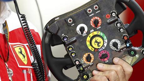 Jeden z technik Ferrari chystá volant ped tréninkem v Abú Zabí.