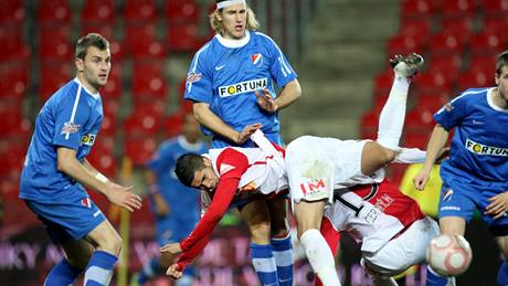 Nepehledná situace v utkání Slavia - Ostrava, v centru dní domácí Belaid.