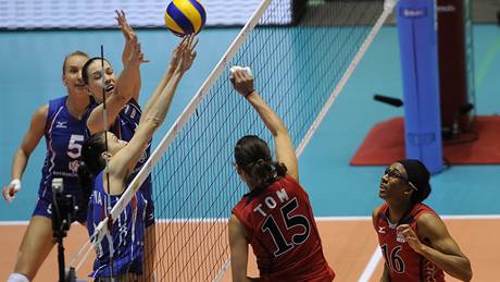 Momentka ze semifinálového duelu MS volejbalistek mezi Ruskem a USA.