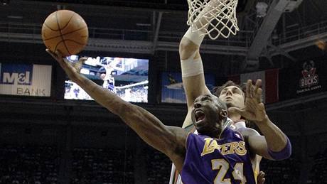 Kobe Bryant z Los Angeles Lakers zakonuje v utkání proti Milwaukee.