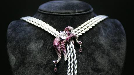 Náhrdelník z kolekce 'Octopus' návrháky  Blanky Matragi. Zachycuje motivy podmoského dna. Základ perk je 18tikarátové bílé zlato zdobené rovými turmalíny, safíry a diamanty.