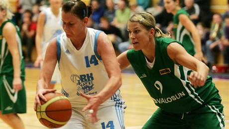 Ivana Ve�e�ová z Valosunu Brno se sna�í zastavit karlovarskou basketbalistku Lenku V�trovcovou. 