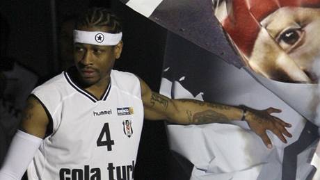 PICHÁZÍ NA SCÉNU. Allen Iverson se pedstavil fanoukm v dresu Besiktase Istanbul