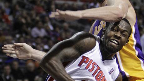 Rodney Stuckey (dole) z Detroitu Pistons tvrd narazil do zdi jménem Pau Gasol z LA Lakes