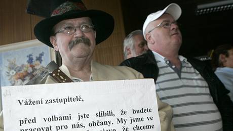 P�t stovek lidí demonstrovalo na sch�zi zastupitel� ve Vsetín� na podporu Ji�ího �unka. Cht�jí, aby byl starostou.