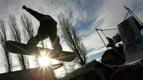 Snowboardisté v Okíkách na Tebísku zahájili sezonu. Sníh na rampu si pivezli ze stadionu.