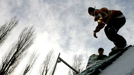 Snowboardisté v Okíkách na Tebísku zahájili sezonu. Sníh na rampu si pivezli ze stadionu.