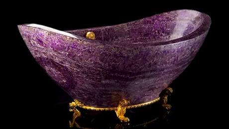 Luxusní fialová vana je vyezaná z pírodního ametystu 