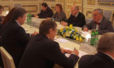 Tisková konference ukrajinského ministra zahranií Konstantyna Hryenka a jeho eského protjku Karla Schwarzenberga. (29. listopadu 2010)