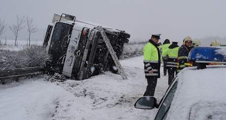 U sjezdu na Mto na dlnici D5 se rno pevrtilo na zasnen vozovce nkladn auto a zstalo leet na boku na svodidle