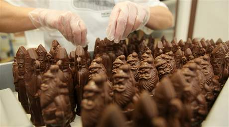 Výroba čokoládových Mikulášů (pracovnice čokoládovny ve Vyskytné u Jihlavy Jitka Brinbaumová)