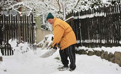 Radnice ve Vsetín vyzvala obany, aby si sníh ped domy uklízeli sami. Msto na to toti nemá kapacity. Ilustraní foto