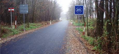 Silnice III/41415 mezi Valticemi a Katzelsdorfem je dlouhá 4,1 kilometru. 