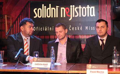 POTVRZENO. Tysonv manaer Carl Holness (vlevo) se v Praze dohodl s promotéry Ladislavem Kutilem (uprosted) a Pavolem Muchou.