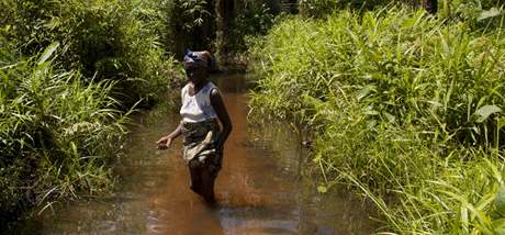 Hannah Baageov jde ropou zamoenm potokem v delt Nigeru (10. ervna 2010)
