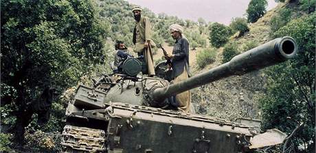 Afghnt mudhidov na snmku z roku 1987 pot, co zajali sovtsk tank T-55.