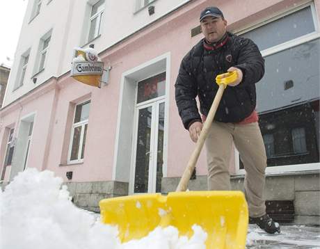 Náchod zmnil pracovní reim adatel o dávky, sníh odváí z centra msta. Ilustraní foto