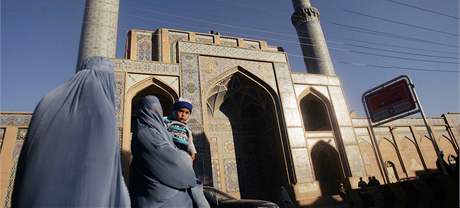 Zahalen afghnsk eny prochzej kolem Pten meity v Heratu.