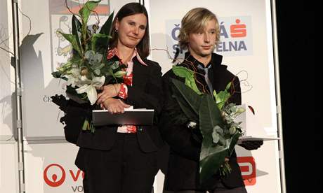 Za Golfistku roku 2010 Kláru Spilkovou pevzala spolu s nejlepím amatérským hráem Davidem Procházkou cenu maminka.