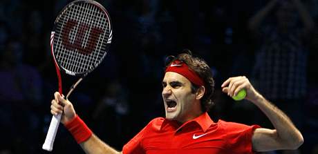 RADOST VÍTZE. Roger Federer si vychutnává triumf na Turnaji mistr