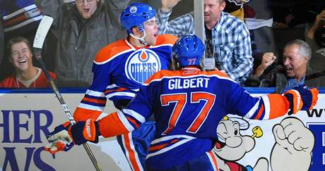 Radost hokejist Edmontonu. Gól slaví Taylor Hall a Tom Gilbert .