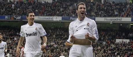 MADRIDSKÁ RADOST. Gonzalo Higuaín (vpravo) z Realu Madrid se raduje ze vsteleného gólu.