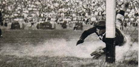 SKVL ZKROK. Ricardo Zamora, brank Realu Madrid, bhem svho slavnho zkroku proti Barcelon v roce 1935.