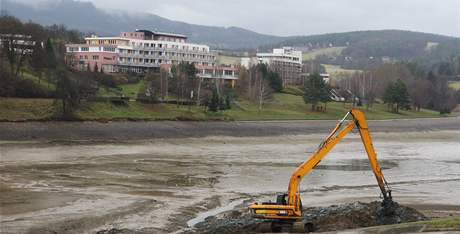 Bagristé zaali tit bahno na Luhaovické pehrad kvli itní nádre.