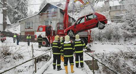 Dopravní nehoda na Vysočině - v pondělí ráno sjelo auto do potoka, nikdo nebyl zraněn.