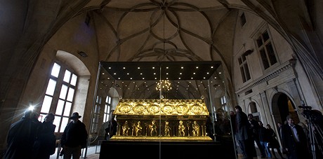  Ve Vladislavském sále Pražského hradu byl 23. listopadu instalován relikviář sv. Maura ze zámku v Bečově nad Teplou.