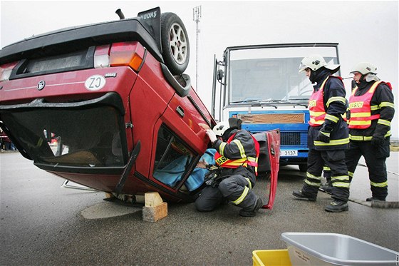 Simulace nehody autobusu a osobního automobilu v eských Velenicích.