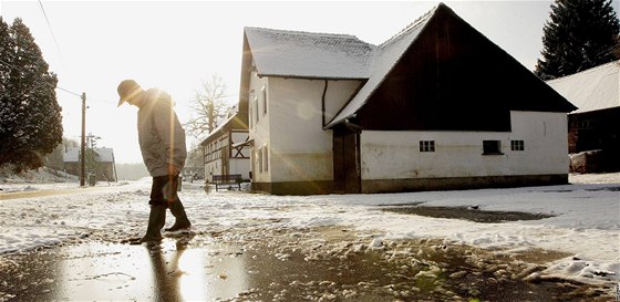 Nasáklá zem u vodu nedokáe pojmout a zdi dom také nevyschly.