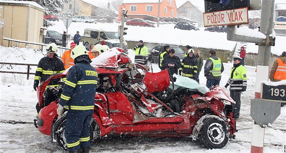 elezniní pejezd v Hradci u Stoda, kde se ráno a snhové vánice srazil mezinárodní expres s osobním autem