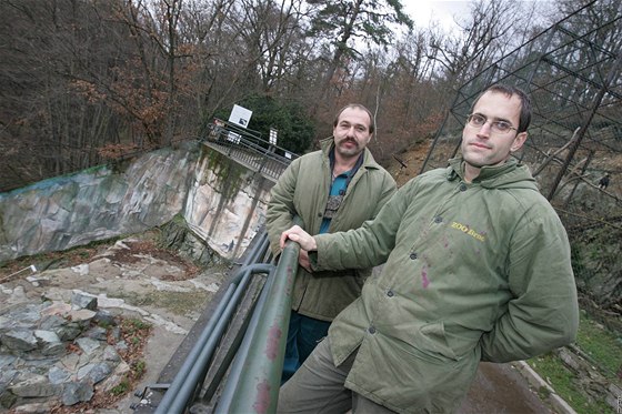 Lední medvdici Coe z brnnské zoologické zahrady se opt narodilo mlád (na snímku oetovatelé, kteí se o medvdy starají - vzadu Jaroslav Jasínek a Miroslav Walter).