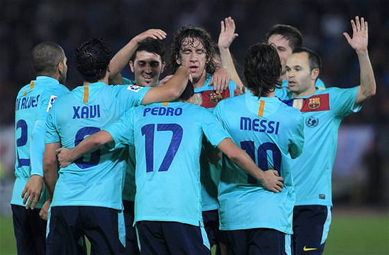 POTUPA. Fotbalisté Barcelony se radují z gólu, který dal Pedro. Dohromady jich Almerii nastíleli osm.