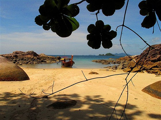 Jedna z opuštěných pláží na neobydlených ostrovech v okolí Koh Lipe