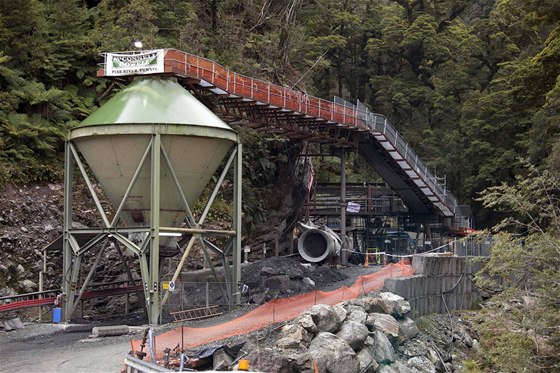 Vstup do dolu Pike River ve mst Greymouth (21. listopadu 2010)