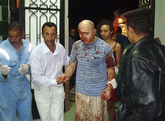 Turista z havarovaného autobusu po pevozu do nemocnice v Hurghad (20. listopadu 2010)